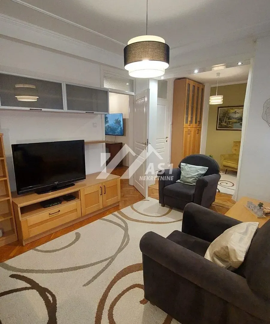 Izdavanje, četvorosoban stan, 93m², Centar, Novi Sad