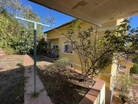 Pogled na dvorište i fasadu kuće sa balkona. - image 10