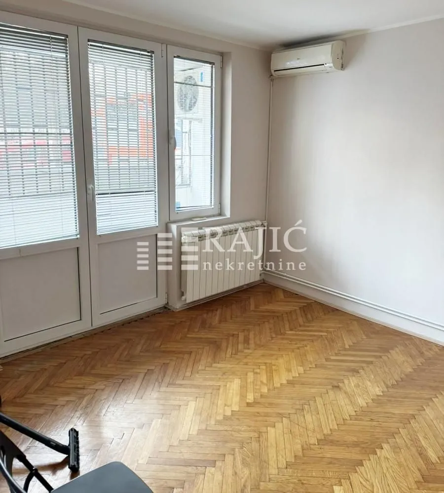 Empty room with parquet flooring and access to the terrace.