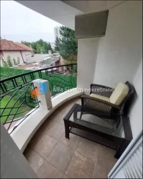 Natkrivena terasa sa garniturom za sedenje i pogledom na okolinu. - image 10