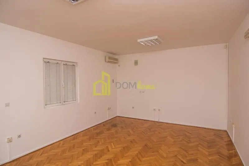 Izdavanje, kuća, 400m², Momišići, Podgorica