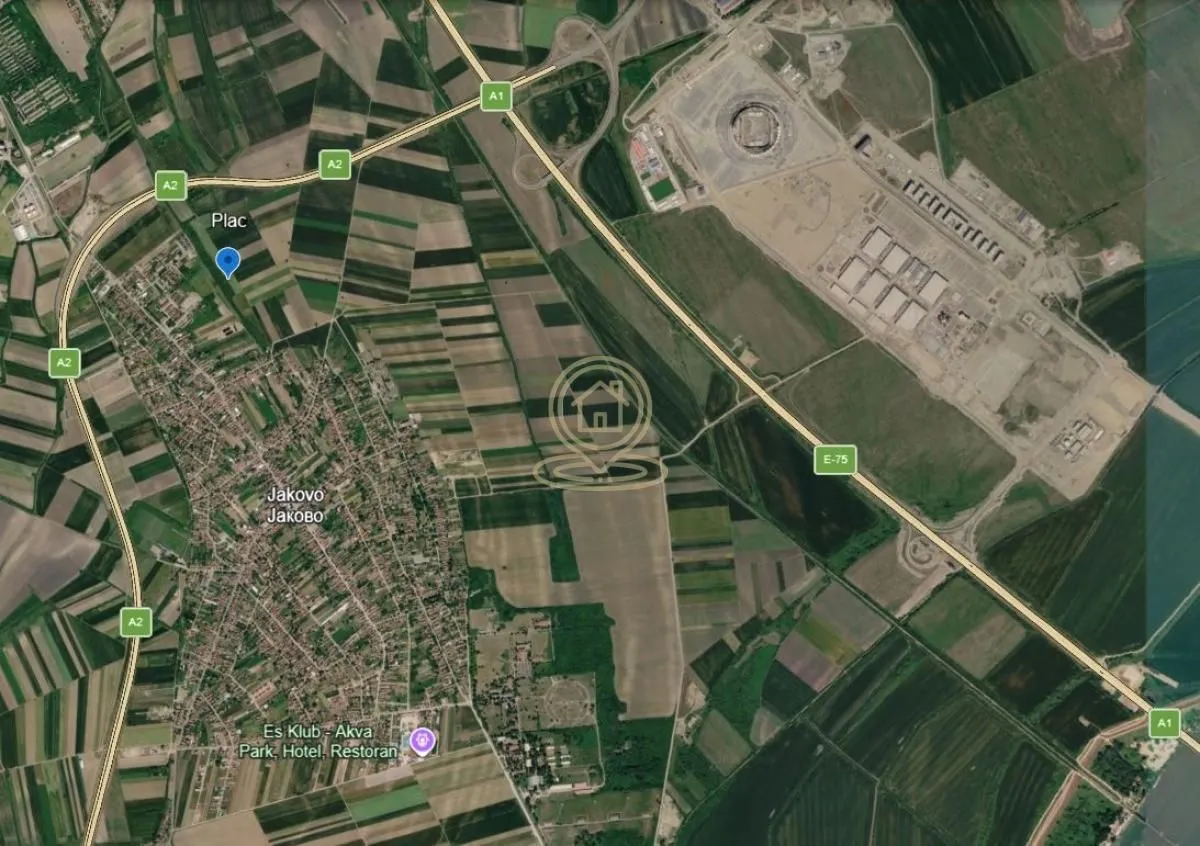 Satelitski snimak lokacije placa sa okolnim putevima i infrastrukturom.