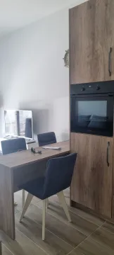 Moderna kuhinja sa drvenim elementima i ugrađenom rernom. - image 12