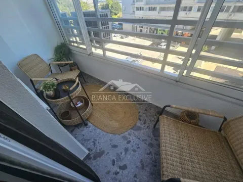 Zastakljeni balkon sa garniturom za sedenje i pogledom na okolinu. - image 10