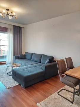 Dnevna soba sa ugaonom garniturom, stočićem i trpezarijskim dijelom. - image 3