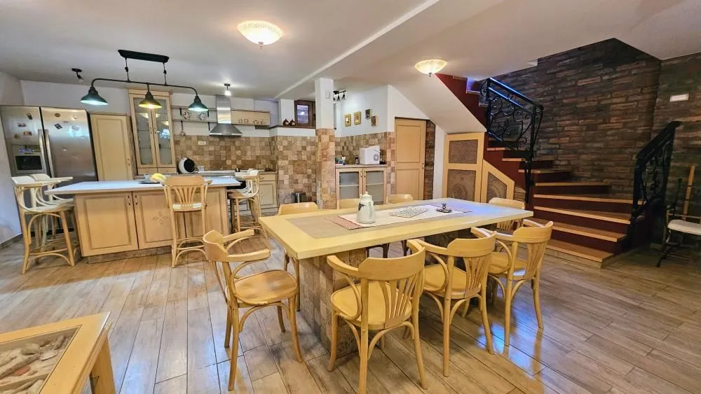 Izdavanje, kuća, 180m², Kalenić Pijaca, Vračar Sve Podlokacije