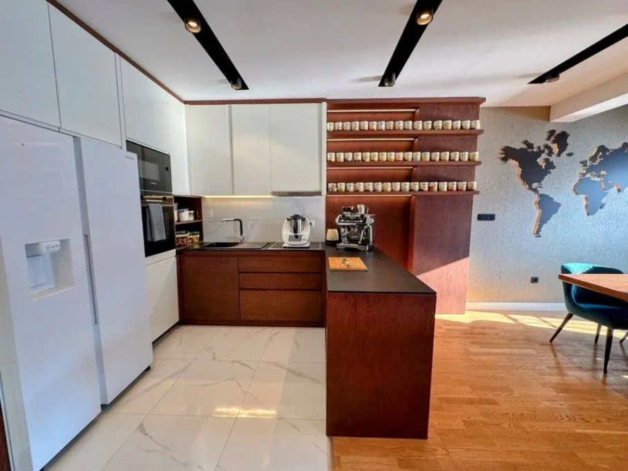 Prodaja, dvosoban stan, 85m², Dobrota, Kotor