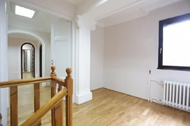Izdavanje, kuća, 550m², Autokomanda, Voždovac Sve Podlokacije