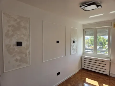 Prazna soba sa dekorativnim zidom, parketom i prozorom. - image 4