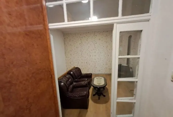 Dnevna soba sa garniturom i stočićem, viđena kroz vrata.