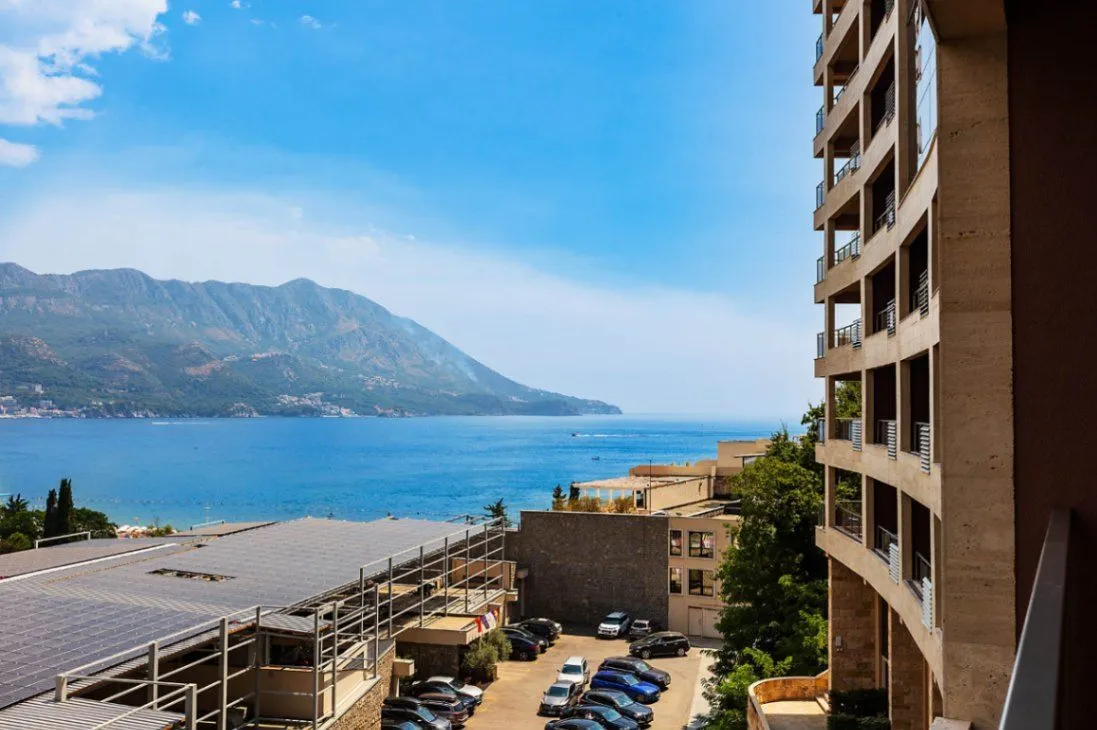 Izdavanje, dvosoban stan, 76m², Bečići, Budva