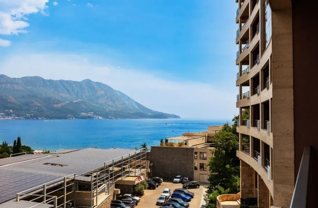 Rent, two bedroom apartment, 76m², Bečići, Budva