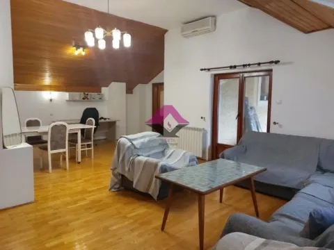 Dnevna soba sa garniturom i trpezarijskim delom u potkrovlju. - image 3