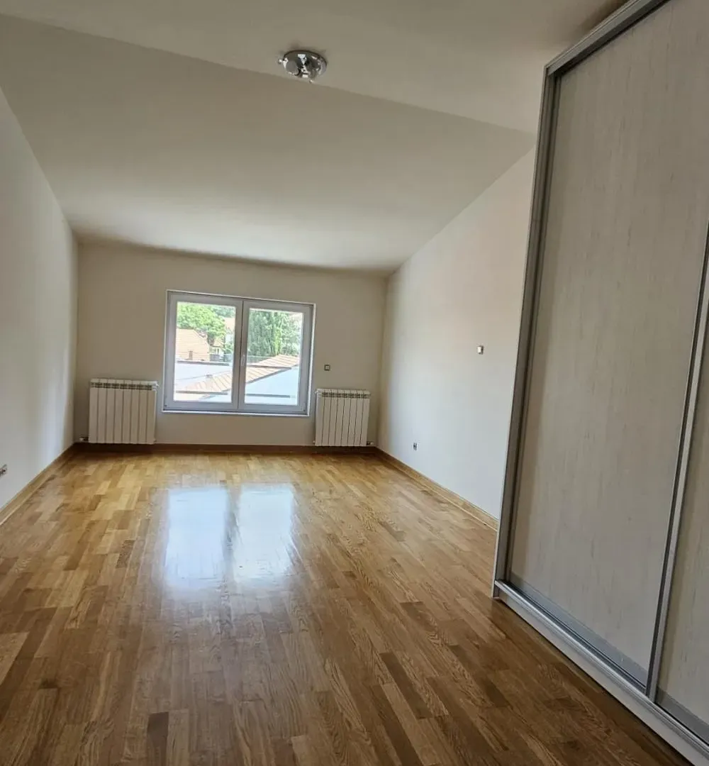 Izdavanje, četvorosoban stan, 157m², Savski Venac, Beograd