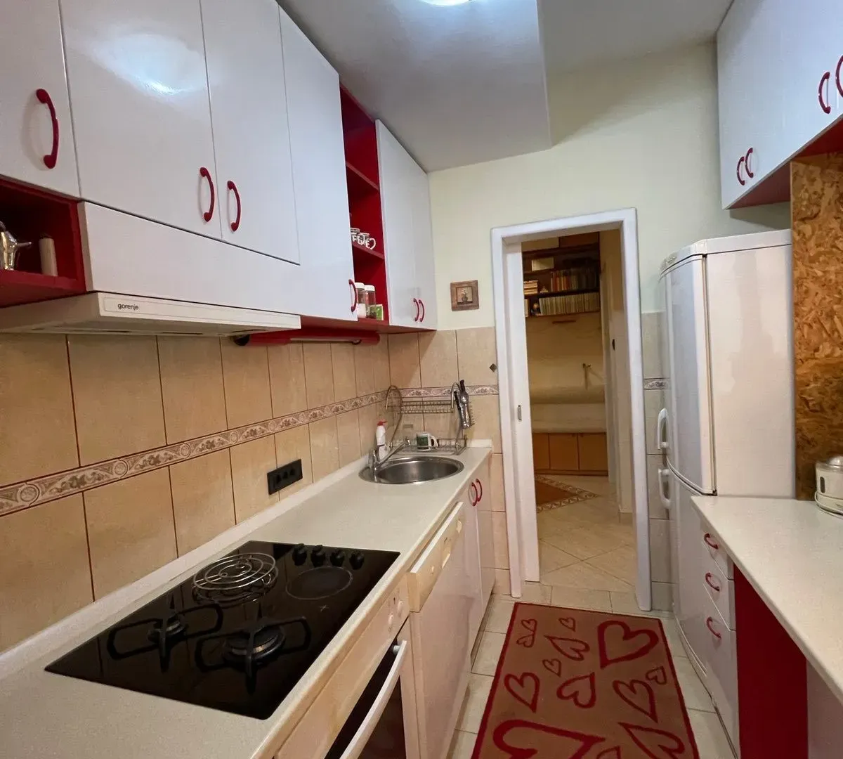 Izdavanje, dvosoban stan, 76m², Centar, Podgorica