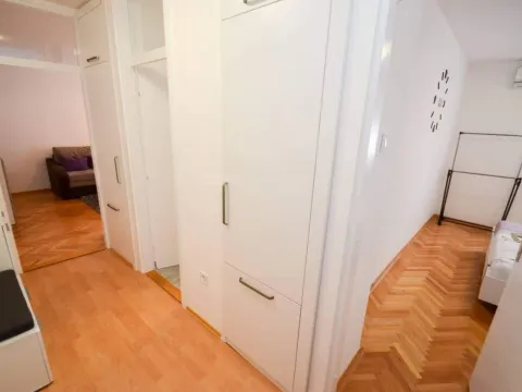 Rent, one bedroom apartment, 55m², Budva, Crna Gora - image 11