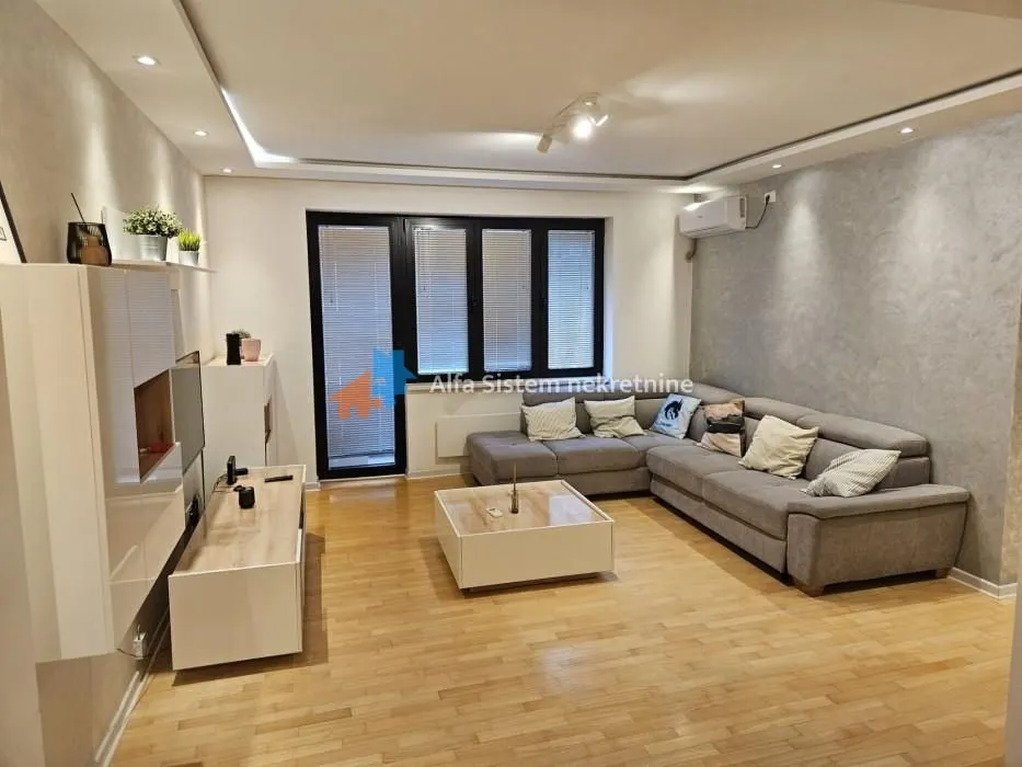 Izdavanje, trosoban stan, 70m², Stari Grad, Beograd