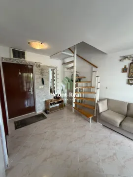 Dnevni boravak sa stepeništem i ulaznim vratima. - image 3