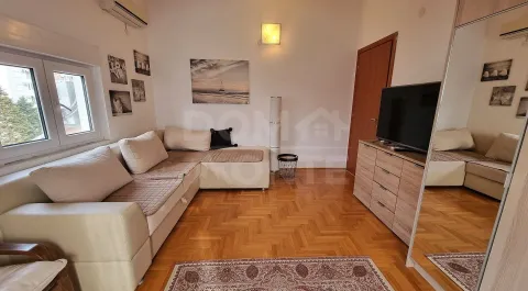 Dnevna soba sa garniturom, komodom i televizorom. - image 2