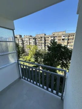 Manji balkon sa pogledom na okolne zgrade i drveće. - image 6