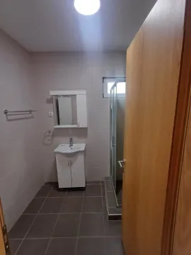 Pogled na moderno opremljeno kupatilo sa tuš kabinom. - image 5