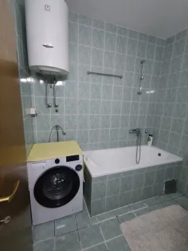 Jednostavno kupatilo sa kadom, veš mašinom i bojlerom. - image 5