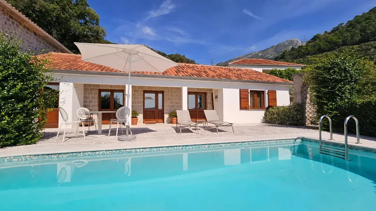 Izdavanje, kuća, 70m², Kotor, Crna Gora