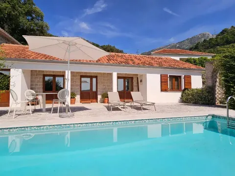 Izdavanje, kuća, 70m², Kotor, Crna Gora