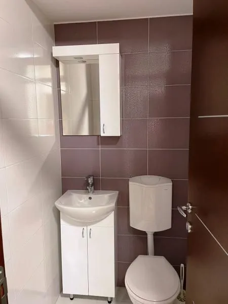 Izdavanje, trosoban stan, 85m², Medicinski fakultet, Niš