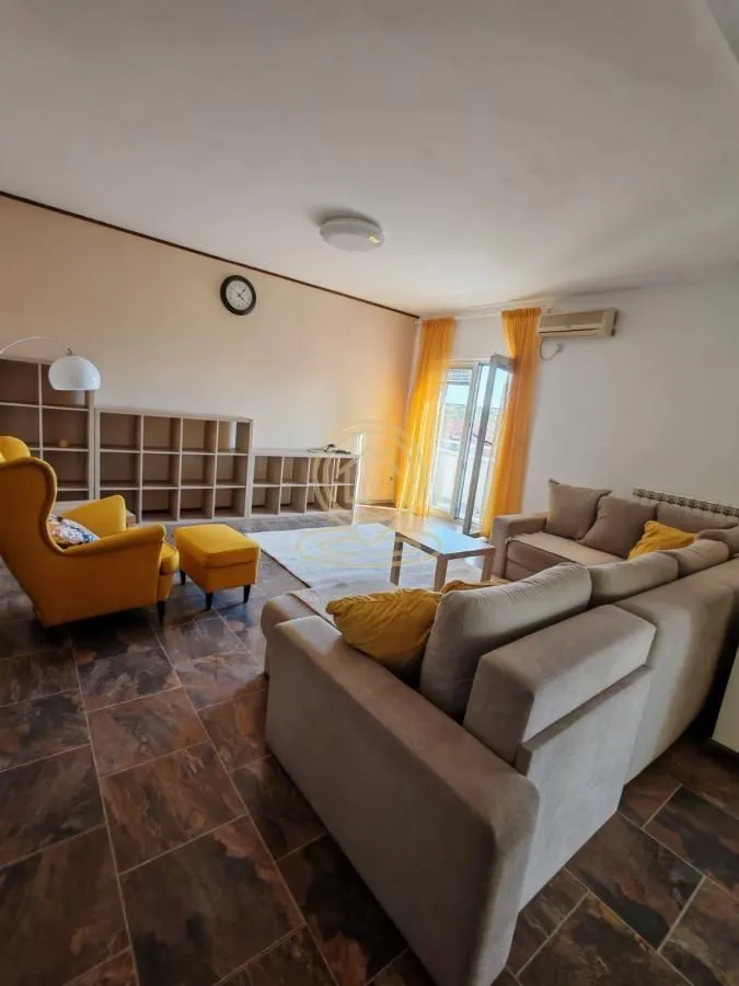 Izdavanje, četvorosoban stan, 120m², Petlovo Brdo, Beograd