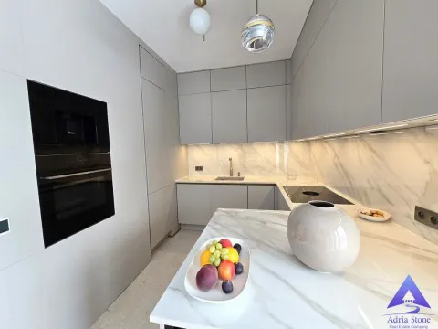 Moderna i svijetla kuhinja sa ugradnim aparatima i mermernom radnom pločom. - image 9