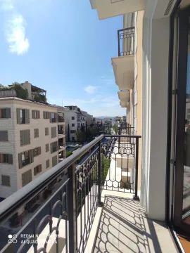 Pogled sa balkona na ulicu i susjedne zgrade. - image 15