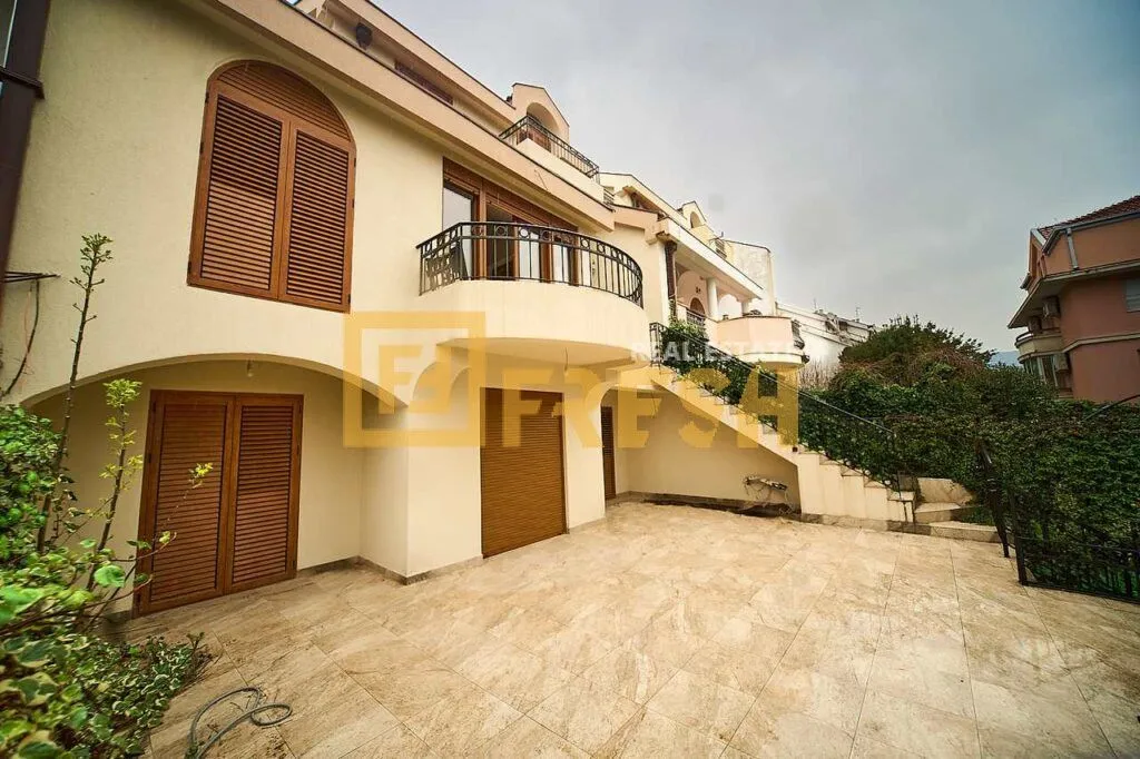 Izdavanje, kuća, 300m², Gorica C, Podgorica