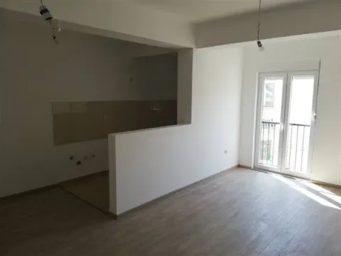 Prazna prostorija u novogradnji sa prostorom za kuhinju i izlazom na balkon. - image 9