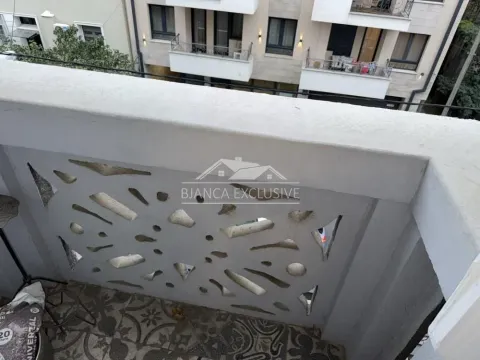Pogled sa balkona na zgradu i okolinu. - image 16
