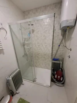 Kupatilo sa staklenom tuš kabinom i bojlerom. - image 12