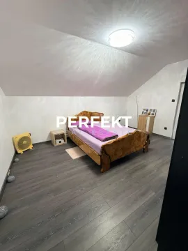 Spavaća soba sa bračnim krevetom i kosim plafonom. - image 7
