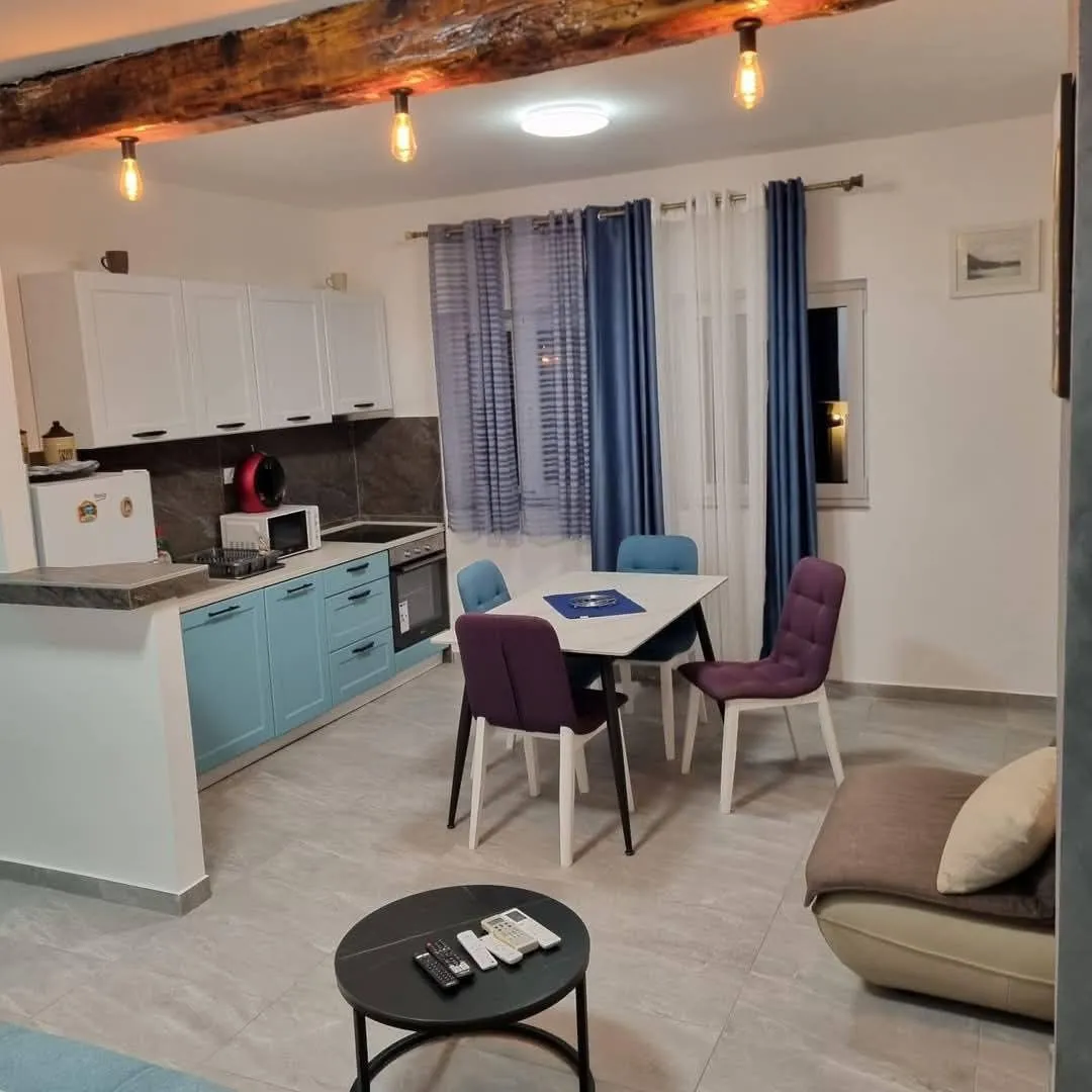 Izdavanje, dvosoban stan, 60m², Kalimanj, Tivat