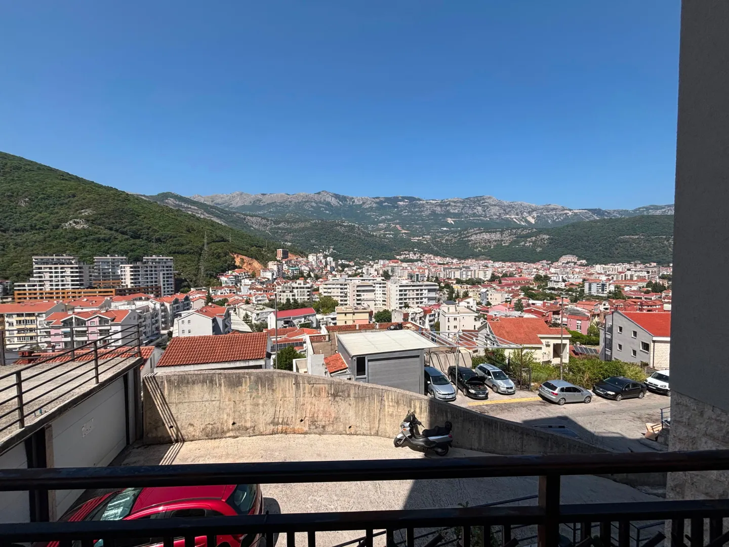 Pogled sa terase na grad i okolne planine.