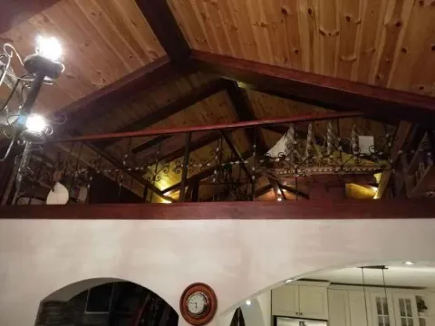 Dnevni boravak sa galerijom i drvenim krovnim gredama. - image 9