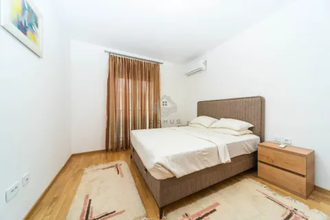 Spavaća soba sa bračnim krevetom, noćnim ormarićem i prozorom sa zavjesama. - image 19
