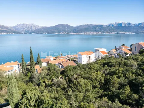 Pogled na more i okolno naselje sa zelenilom i planinama u pozadini. - image 2
