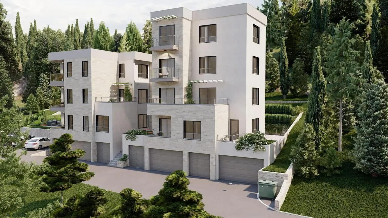 Spoljašnji izgled moderne stambene zgrade sa uređenim dvorištem.