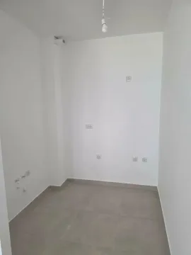 Prazna soba sa bijelim zidovima i sivim pločicama na podu. - image 5