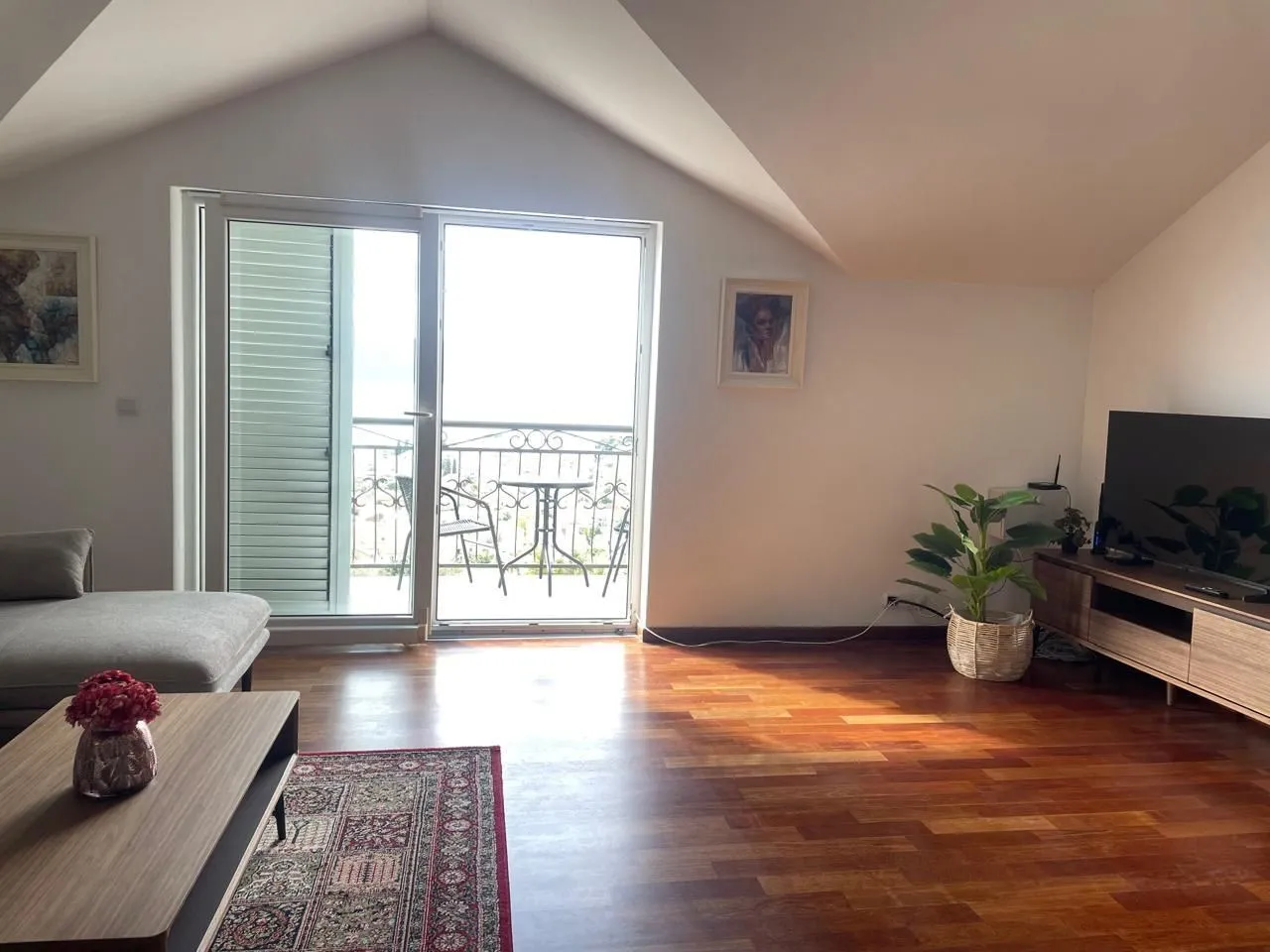 Izdavanje, jednosoban stan, 60m², Tivat, Crna Gora