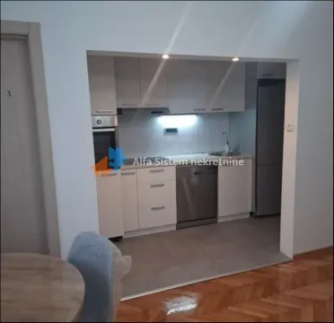 Pogled na manju moderno opremljenu kuhinju sa belim elementima. - image 5