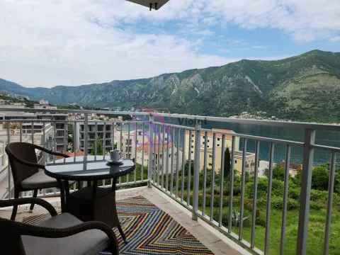 Namješten balkon sa stolom, stolicama i lijepim pogledom na more i planine. - image 3