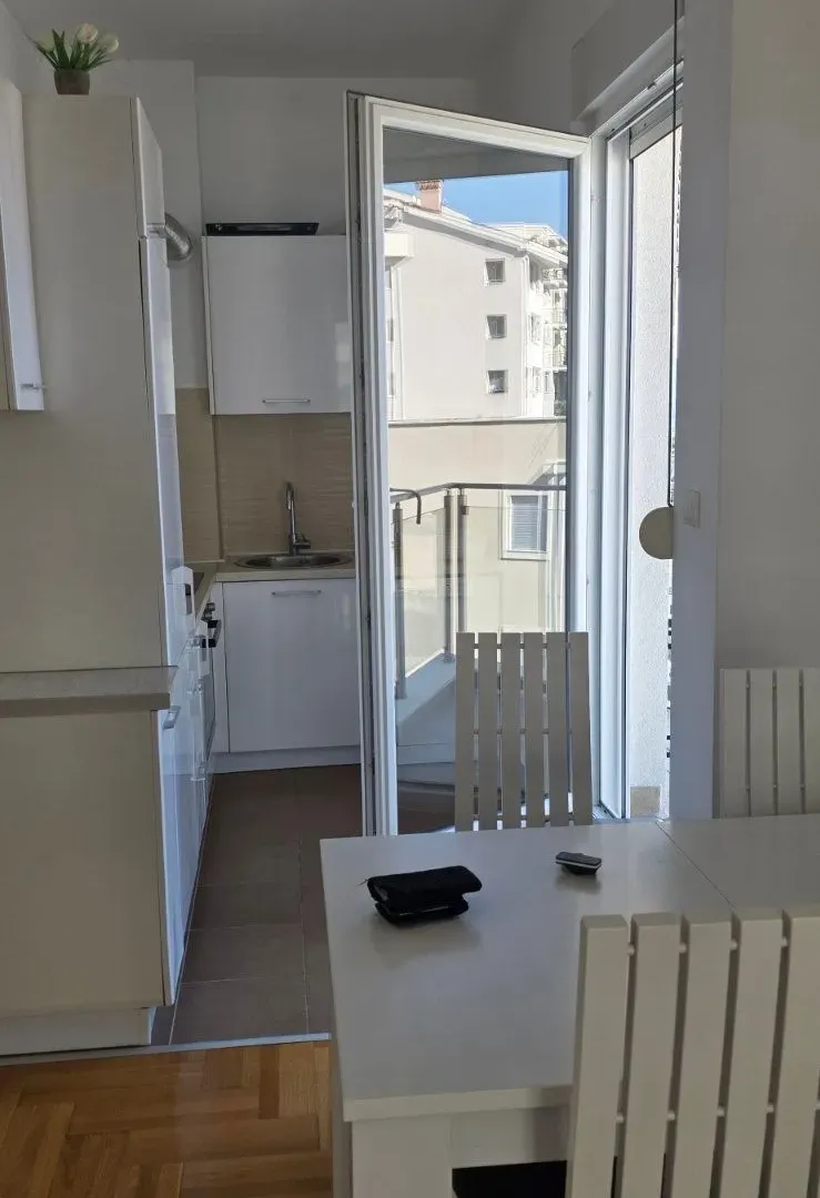 Izdavanje, jednosoban stan, 45m², Kava, Tivat