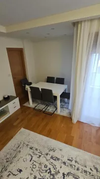 Dnevni boravak sa trpezarijskim stolom i stolicama. - image 6