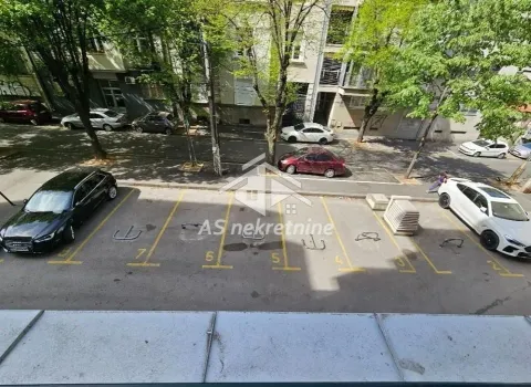 Pogled sa terase na parking prostor ispred zgrade i ulicu. - image 11